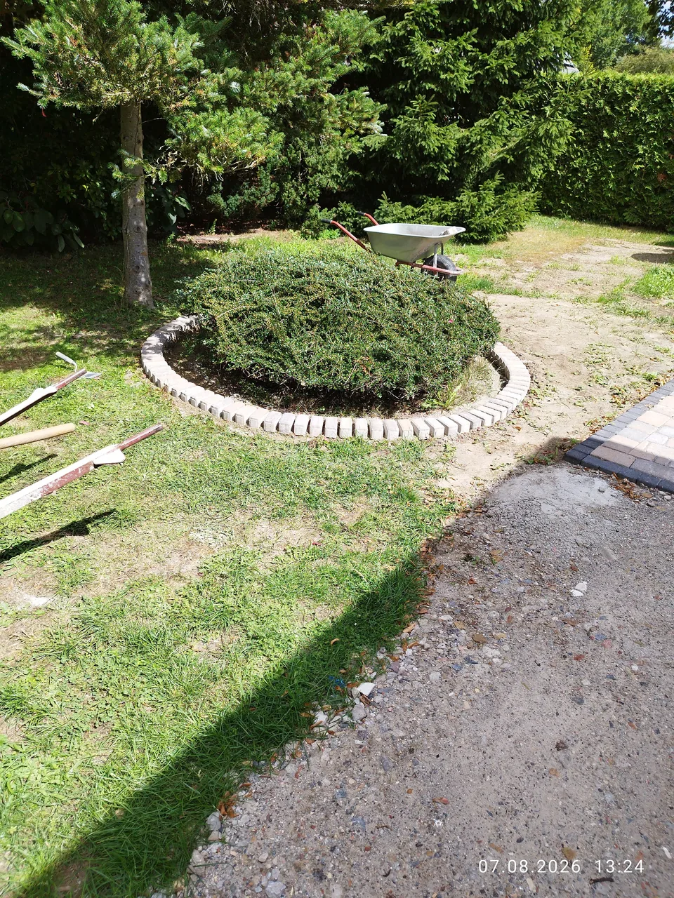Runde Einfassung eines bepflanzten Beetes im Garten