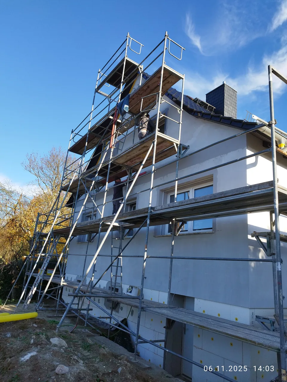 Eingerüstete Hausfassade während der Arbeiten an der Gebäudehülle